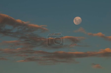 Foto de Luna en el cielo con nubes, Patagonia Argentina - Imagen libre de derechos