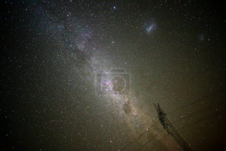 Téléchargez les photos : Ligne électrique haute tension dans un paysage nocturne, La Pampa, Patagonie, Argentine. - en image libre de droit