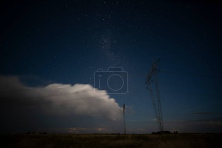 Foto de Línea de alta tensión en un paisaje nocturno, La Pampa, Patagonia, Argentina. - Imagen libre de derechos