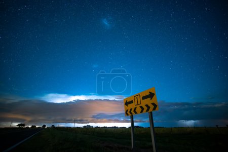 Foto de Carretera en la llanura de la Pampa, Provincia de La Pampa, Patagonia, Argentina - Imagen libre de derechos