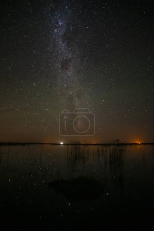 Foto de Cielo estrellado reflejado en el agua, Provincia de La Pampa, Patagonia, Argentina. - Imagen libre de derechos