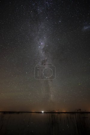 Téléchargez les photos : Ciel étoilé reflété dans l'eau, Province de La Pampa, Patagonie, Argentine. - en image libre de droit