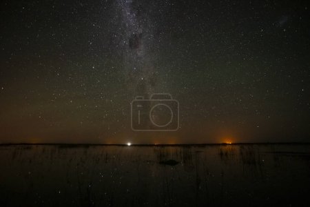 Téléchargez les photos : Ciel étoilé reflété dans l'eau, Province de La Pampa, Patagonie, Argentine. - en image libre de droit