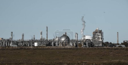 Industrieanlagen der petrochemischen Industrie Argentiniens, Patagonien, Argentinien.