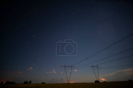 Téléchargez les photos : Ligne électrique haute tension dans un paysage nocturne, La Pampa, Patagonie, Argentine. - en image libre de droit