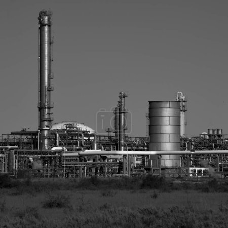 Foto de Instalaciones industriales de la industria petroquímica argentina, Patagonia, Argentina. - Imagen libre de derechos
