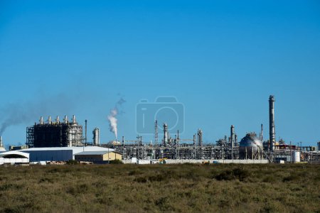Foto de Instalaciones industriales de la industria petroquímica argentina, Patagonia, Argentina. - Imagen libre de derechos