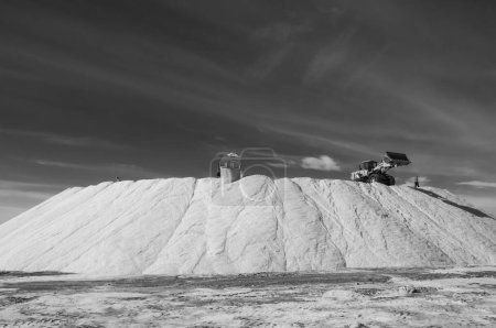 Foto de Camiones descargando sal cruda a granel, Salinas Grandes de Hidalgo, La P - Imagen libre de derechos