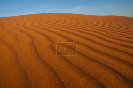 Téléchargez les photos : Motifs et formes naturels dans le sable, causés par le vent. - en image libre de droit