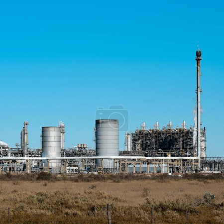 Téléchargez les photos : Installations industrielles de l'industrie pétrochimique argentine, Patagonie, Argentine. - en image libre de droit