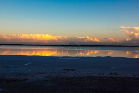 Foto de Paisaje del desierto, suelo seco roto en una laguna pampeana, provincia de La Pampa, Patagonia, Argentina. - Imagen libre de derechos