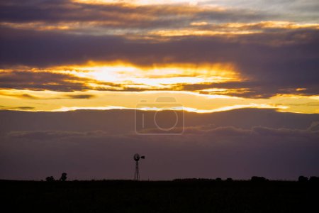 Paysage du moulin à vent de Pampas à Sunsetin Storm, Province de La Pampa, Argentine