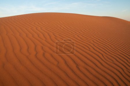 Natürliche Muster und Formen im Sand, verursacht durch den Wind.