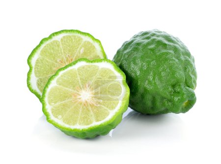 Fruta bergamota aislada sobre fondo blanco .