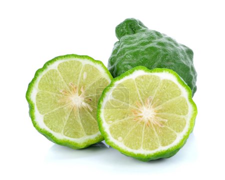 Fruta bergamota sobre fondo blanco
