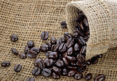 Téléchargez les photos : Grains de café dans un sac - en image libre de droit
