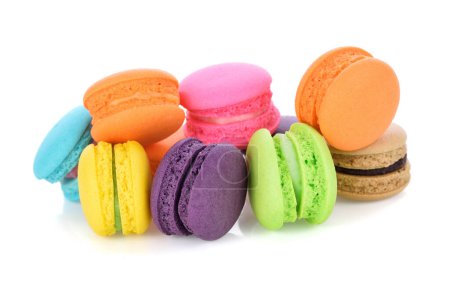 Téléchargez les photos : Macaron coloré savoureux sur fond blanc - en image libre de droit