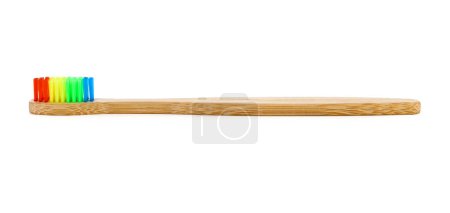 Téléchargez les photos : Une brosse à dents en bambou colorée sur fond blanc - en image libre de droit