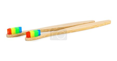 Téléchargez les photos : Brosse à dents en bambou coloré sur fond blanc - en image libre de droit