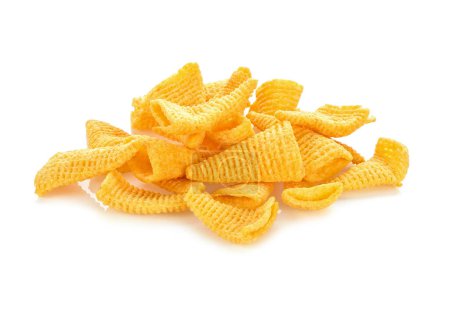 Foto de Snacks crujientes de maíz sobre un fondo blanco - Imagen libre de derechos