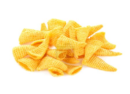 Foto de Snacks crujientes de maíz sobre un fondo blanco - Imagen libre de derechos