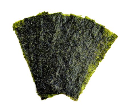 Téléchargez les photos : Nourriture japonaise nori feuilles d'algues sèches sur fond blanc - en image libre de droit