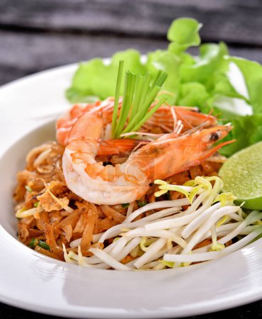 Téléchargez les photos : Des nouilles thaïlandaises. Pad Thai, cuisine asiatique sur la table - en image libre de droit