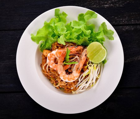 Téléchargez les photos : Des nouilles thaïlandaises. Tapis Thai, Cuisine Asiatique sur la table, vue sur le dessus - en image libre de droit