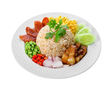 Téléchargez les photos : Nourriture thaïlandaise - Kao Cluk Ka Pi (riz cuit mixte avec sauce à la pâte de crevettes) isolé sur blanc. - en image libre de droit