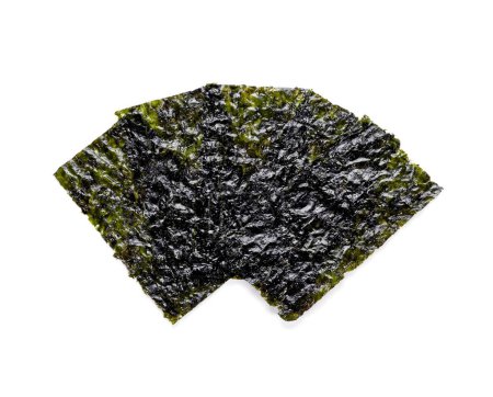 Téléchargez les photos : Algues nori croustillantes isolées sur fond blanc. La nourriture japonaise nori. Feuilles d'algues sèches
. - en image libre de droit