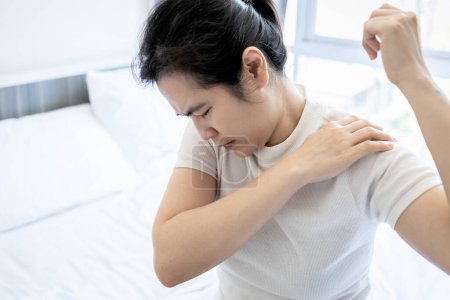 Asiatische Frau mittleren Alters leidet an erstarrter Schulter, Schmerzen und Steifheit, kann sich nicht bewegen, Schwierigkeiten beim Heben des Armes, Frauen mit kalzifischer Sehnenentzündung, Schulterverletzungen, Gesundheitsfürsorge, medizinisches Konzept