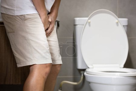Foto de Hombre de mediana edad enfermo con cistitis por retención urinaria frecuente o enfermedad infecciosa por retención urinaria, paciente masculino que sufre de disuria, cistitis aguda, anomalías del sistema urinario vesical - Imagen libre de derechos