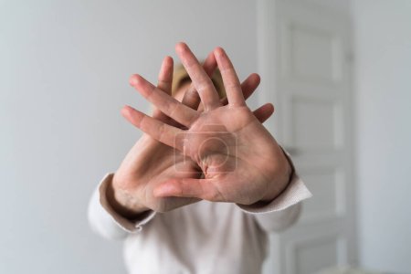 Foto de Mujer mostrando gesto de alto con la mano en casa. Abuso, salud mental, problemas de relación tóxica. Foto de alta calidad - Imagen libre de derechos