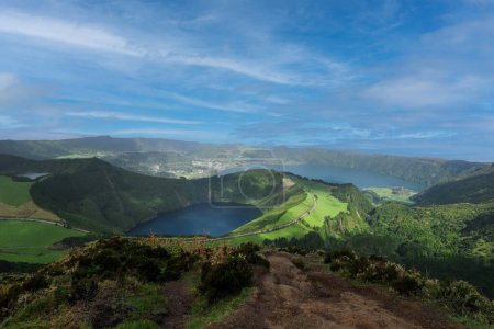 Foto de Vista de Sete Cidades desde el Miradouro da Grota do Inferno en la Isla de Sao Miguel, Azores, Portugal. - Imagen libre de derechos