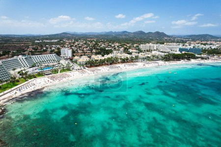 Téléchargez les photos : Vue aérienne de la plage de Sa Coma à Majorque, Espagne, un jour d'été - en image libre de droit