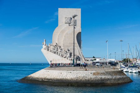 Téléchargez les photos : 10 juin 2019, Lisbonne, Portugal - Monument emblématique des découvertes érigé contre les toits de Lisbonne, célébrant la riche histoire maritime et l'héritage d'exploration du Portugal. - en image libre de droit