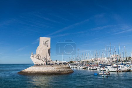 Téléchargez les photos : 10 juin 2019, Lisbonne, Portugal - Monument emblématique des découvertes érigé contre les toits de Lisbonne, célébrant la riche histoire maritime et l'héritage d'exploration du Portugal. - en image libre de droit