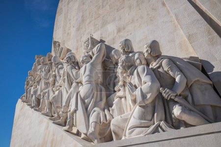 Foto de 10 de junio de 2019, Lisboa, Portugal Monumento icónico de los Descubrimientos frente al horizonte de Lisboa, celebrando la rica historia marítima y el legado de exploración de Portugal. - Imagen libre de derechos
