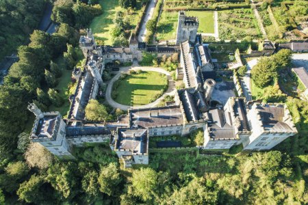 Contempla el Castillo Lismore en el Condado de Waterford, Irlanda, como si fuera visto a través de los ojos de un águila, capturando cada detalle intrincado de su grandeza histórica desde arriba