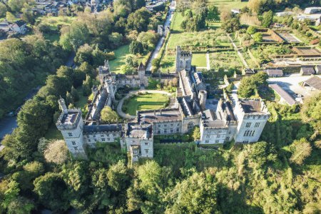 Contempla el Castillo Lismore en el Condado de Waterford, Irlanda, como si fuera visto a través de los ojos de un águila, capturando cada detalle intrincado de su grandeza histórica desde arriba