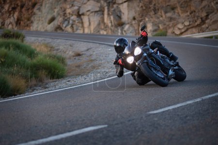 Foto de Motociclista tomando una curva en el puerto de Navalmoral, provincia de Ávila, España, durante el mes de septiembre 2020 - Imagen libre de derechos