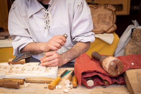 Korbflechter, der mit seinen Händen an der Herstellung von Körben arbeitet. Nahaufnahme, aufgenommen während der Feier des Mittelaltermarktes in der Stadt El Alamo (Madrid) am Wochenende des 4. Mai 2024