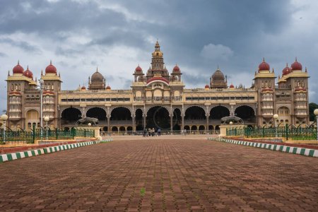 Foto de Palacio Mysore Karnataka India 1 de septiembre de 2022 Los turistas que visitan el histórico y gran palacio Mysore también llamado palacio Amba Vilas en Karnataka India - Imagen libre de derechos