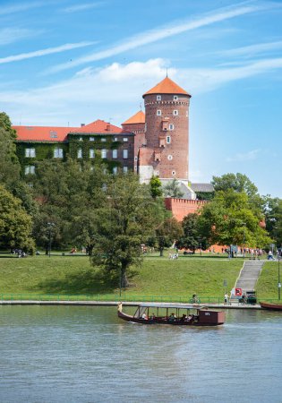 Wiosna, widok na Wawel, położony nad brzegiem Wisły w Krakowie, spacery turystyczne w Krakowie