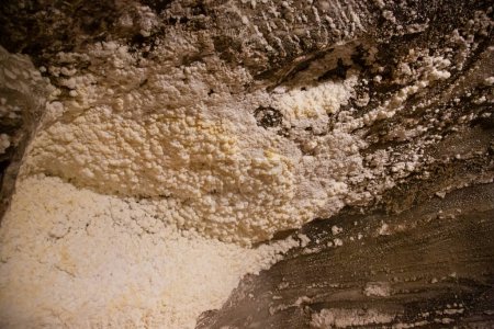 WIELICZKA, POLEN - 30. JUNI: Innenansicht der Salzbergwerke Wieliczka und Bochnia royal texturierte Salzwände und -decken, schwach beleuchtet durch künstliches Licht