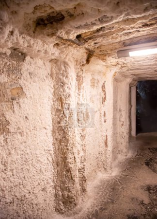 Foto de WIELICZKA, POLONIA - 30 DE JUNIO: Vista interior de las minas de sal reales de Wieliczka y bochnia texturizadas paredes de sal y techo, débilmente iluminadas por luces artificiales - Imagen libre de derechos