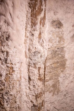 WIELICZKA, POLOGNE - 30 JUIN : Vue intérieure des mines royales de sel de Wieliczka et de bochnia texturées et plafond, faiblement éclairées par des lumières artificielles