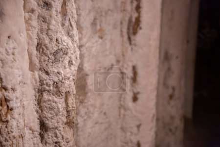 WIELICZKA, POLEN - 30. JUNI: Innenansicht der Salzbergwerke Wieliczka und Bochnia royal texturierte Salzwände und -decken, schwach beleuchtet durch künstliches Licht