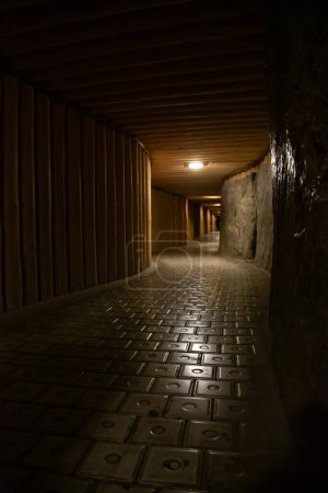 Foto de WIELICZKA, POLONIA - 30 DE JUNIO: Vista interior de las minas de sal reales de Wieliczka y bochnia texturizadas paredes de sal y techo, débilmente iluminadas por luces artificiales - Imagen libre de derechos