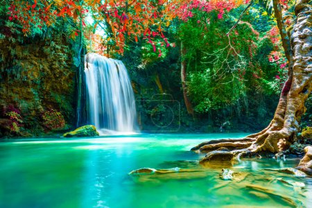 Foto de Cascadas en el agua azul esmeralda en el Parque Nacional Erawan. Erawan Cascada es una hermosa cascada de roca natural en Kanchanaburi, Tailandia.Onsen atmósfera. - Imagen libre de derechos